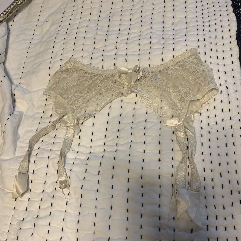 Agent Provocateur Off-White/Lt Beige Garter Size 3